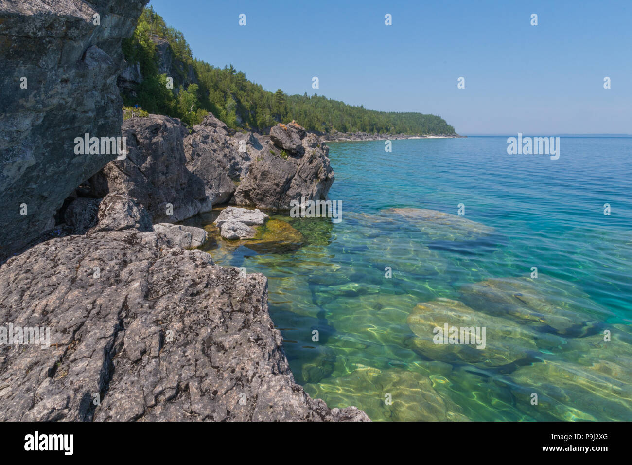 Helle klare aqua grün Wasser auf Bruce Peninsula. Kristallklares Wasser zeigt große Kalksteinfelsen und Cliff Stockfoto