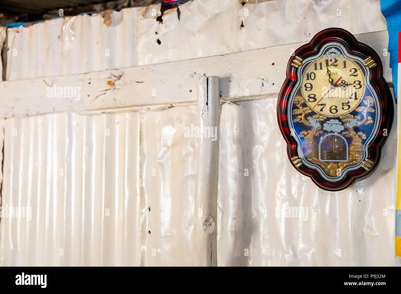 Johannesburg, Südafrika, 11. September 2011, antike Uhr an der Wand mit niedrigem Einkommen Soweto home Stockfoto