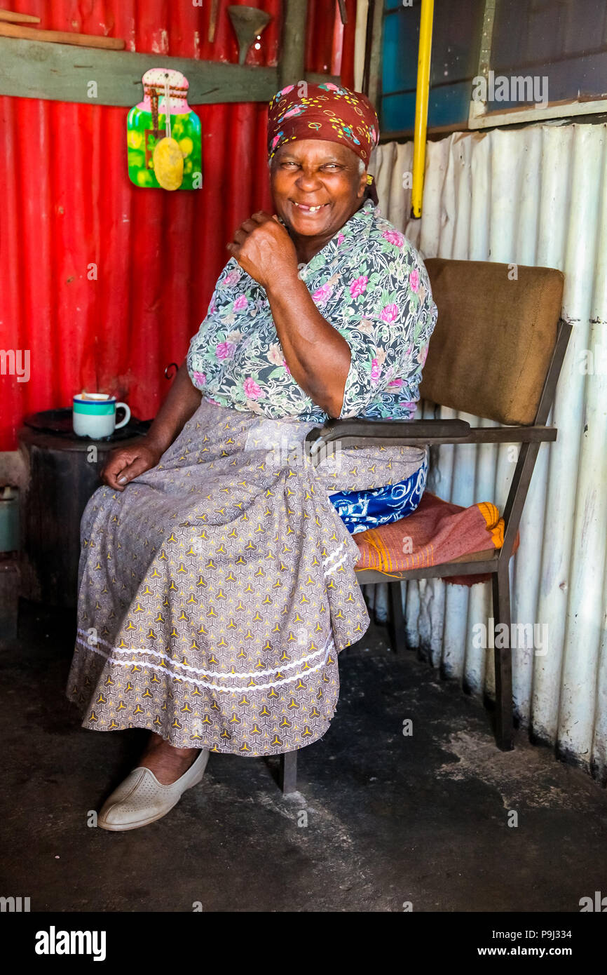 Johannesburg, Südafrika, 11. September 2011, süsse alte afrikanische Dame in einkommensschwachen Soweto home Stockfoto