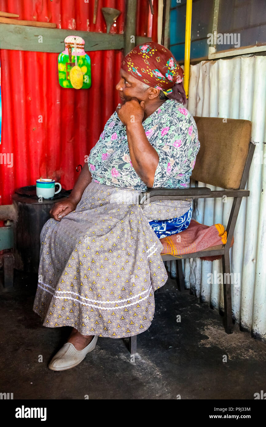 Johannesburg, Südafrika, 11. September 2011, süsse alte afrikanische Dame in einkommensschwachen Soweto home Stockfoto