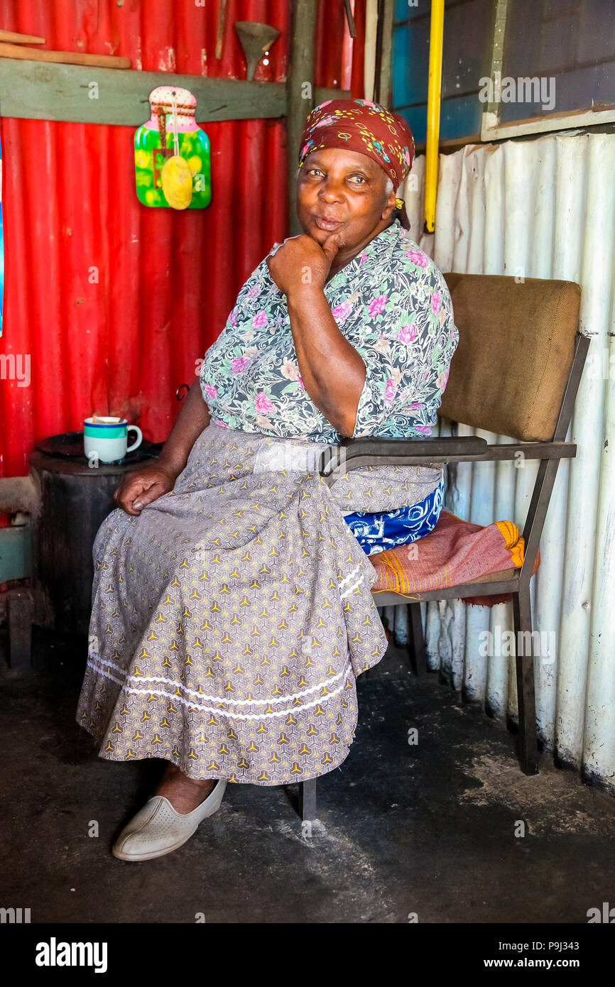 Johannesburg, Südafrika, 11. September 2011, süsse alte afrikanische Dame in einkommensschwachen Soweto home Stockfoto