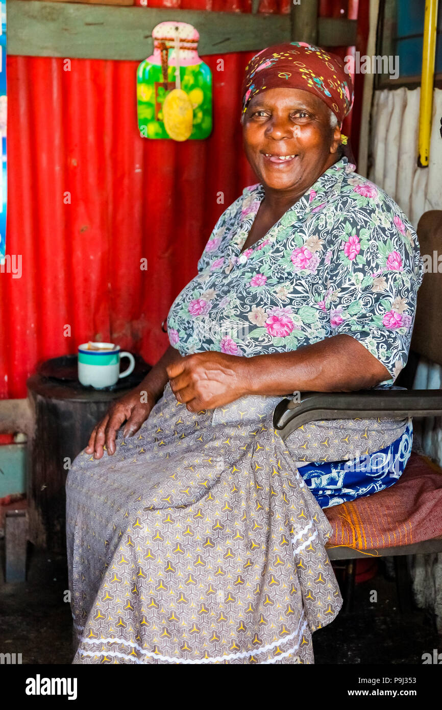 Johannesburg, Südafrika, 11. September 2011, süsse alte afrikanische Dame in einkommensschwachen Soweto home Stockfoto