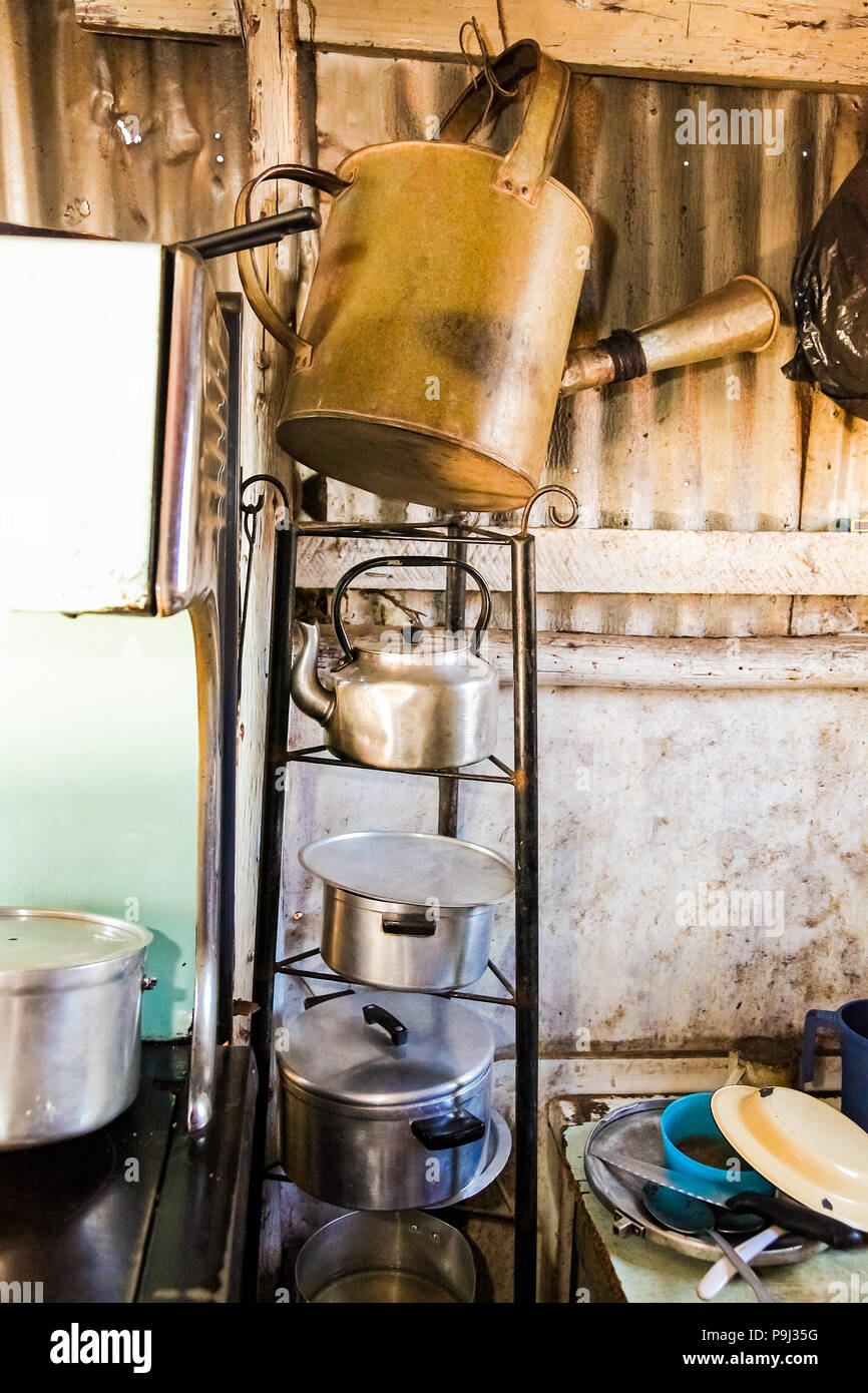 Johannesburg, Südafrika, 11. September 2011, Töpfe und Pfannen und Kessel in der Küche mit niedrigem Einkommen Soweto home Stockfoto