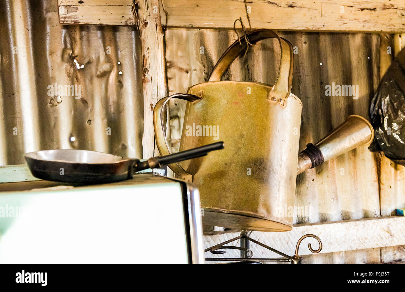 Johannesburg, Südafrika, 11. September 2011, Töpfe und Pfannen und Kessel in der Küche mit niedrigem Einkommen Soweto home Stockfoto