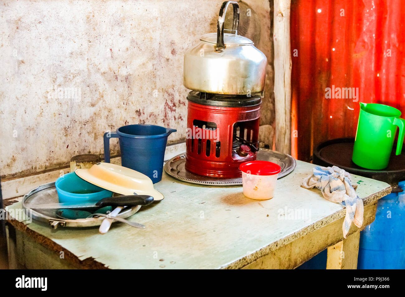 Johannesburg, Südafrika, 11. September 2011, einfache Herd und Wasserkocher in der Küche mit niedrigem Einkommen Soweto home Stockfoto