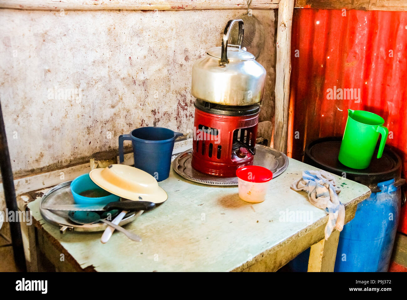 Johannesburg, Südafrika, 11. September 2011, einfache Herd und Wasserkocher in der Küche mit niedrigem Einkommen Soweto home Stockfoto