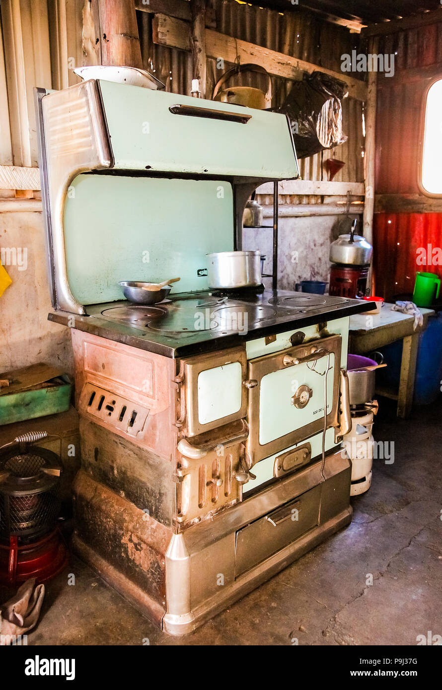 Johannesburg, Südafrika, 11. September 2011, alten Holzofen in der Küche mit niedrigem Einkommen Soweto home Stockfoto