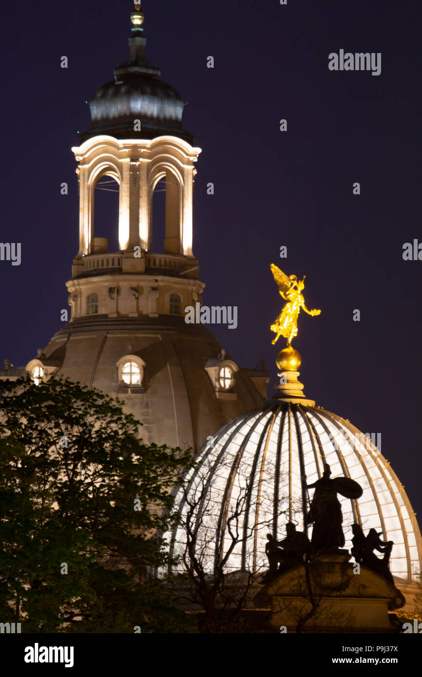 Blick auf die Dresdner Frauenkirche bei Nacht mit der Kuppel Form der Akademie der Kunst vor Stockfoto