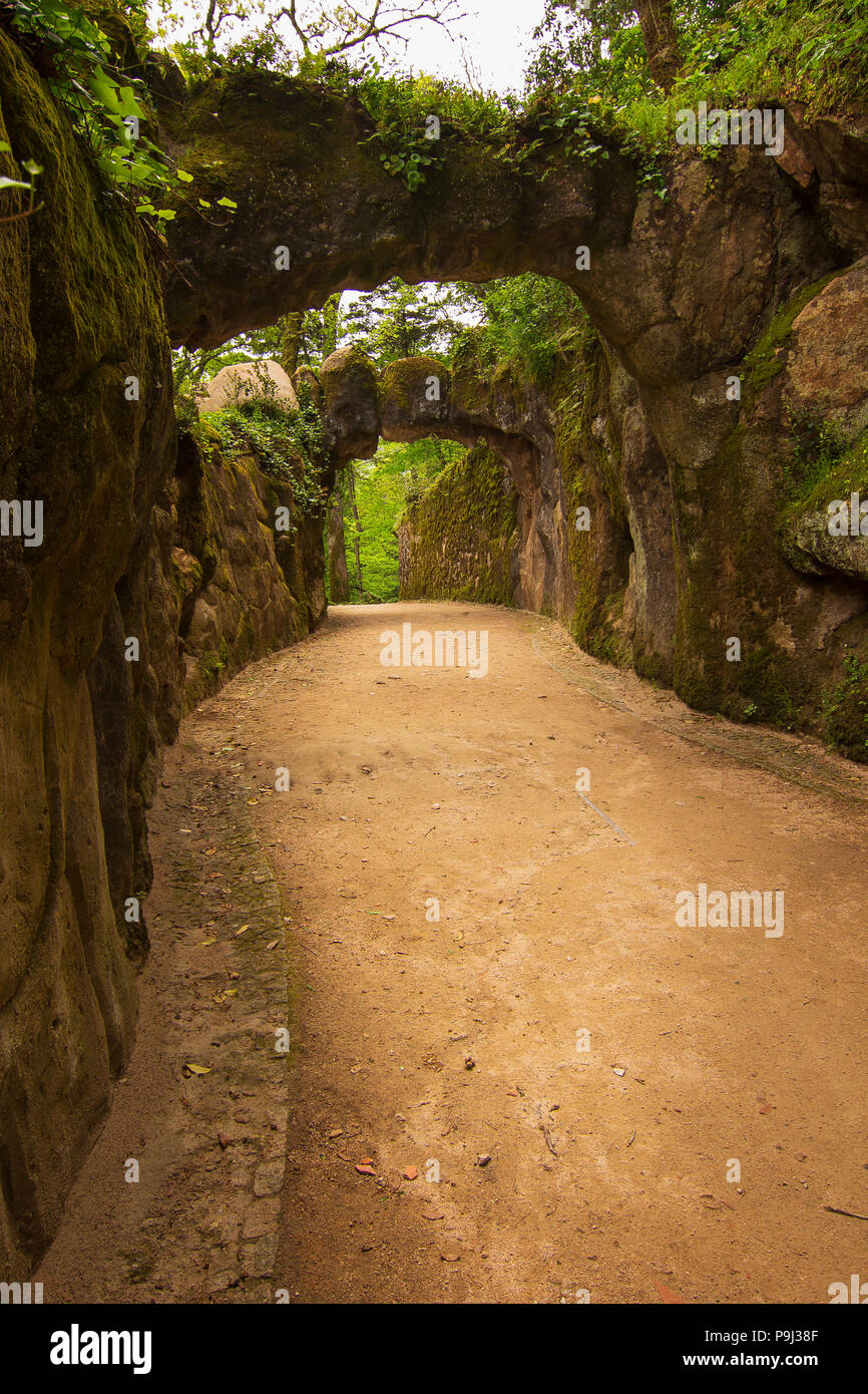 Wanderweg Im Schonen Garten Von Sintra In Portugal Mit Steinernen