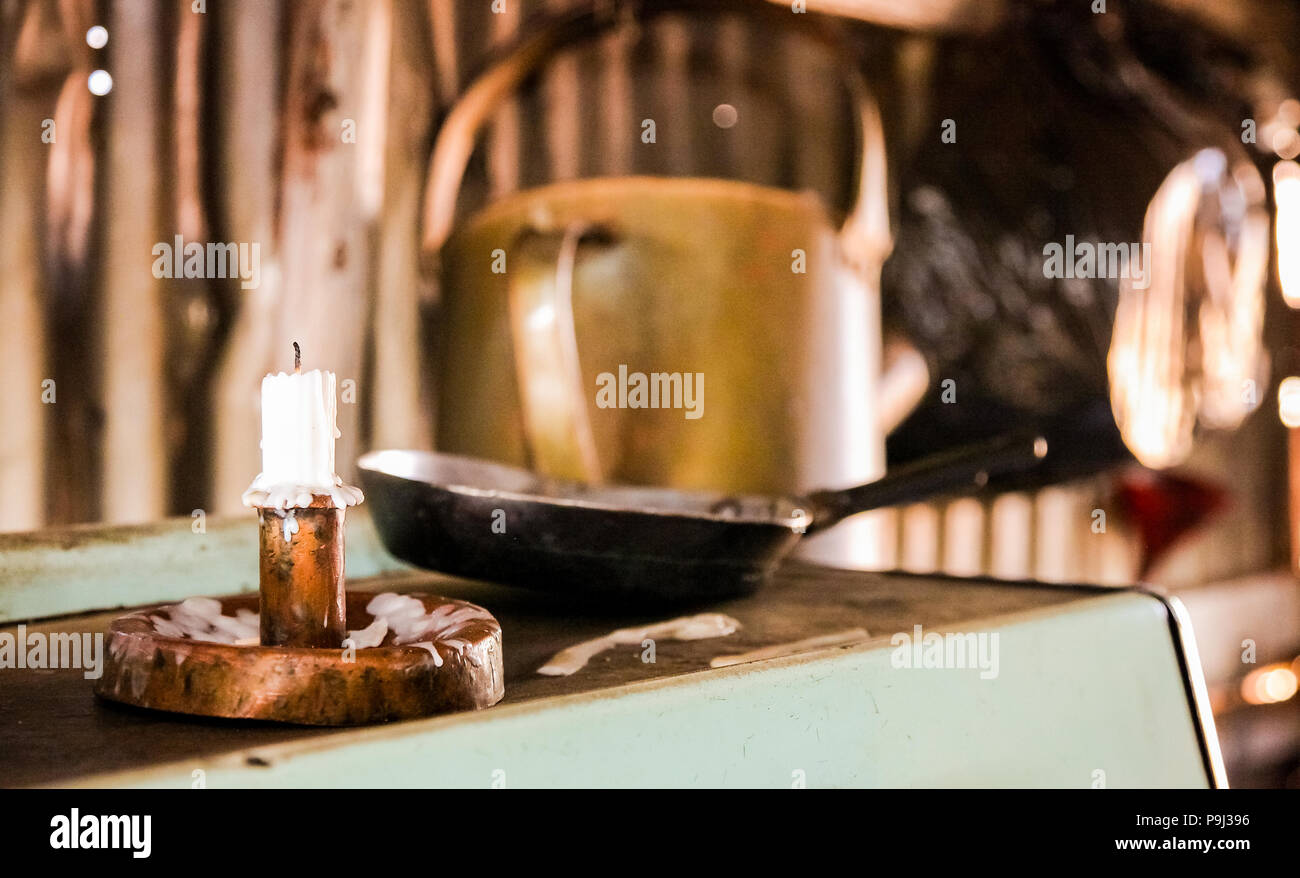 Johannesburg, Südafrika, 11. September 2011, Kerze und Pfanne in der Küche mit niedrigem Einkommen Soweto home Stockfoto