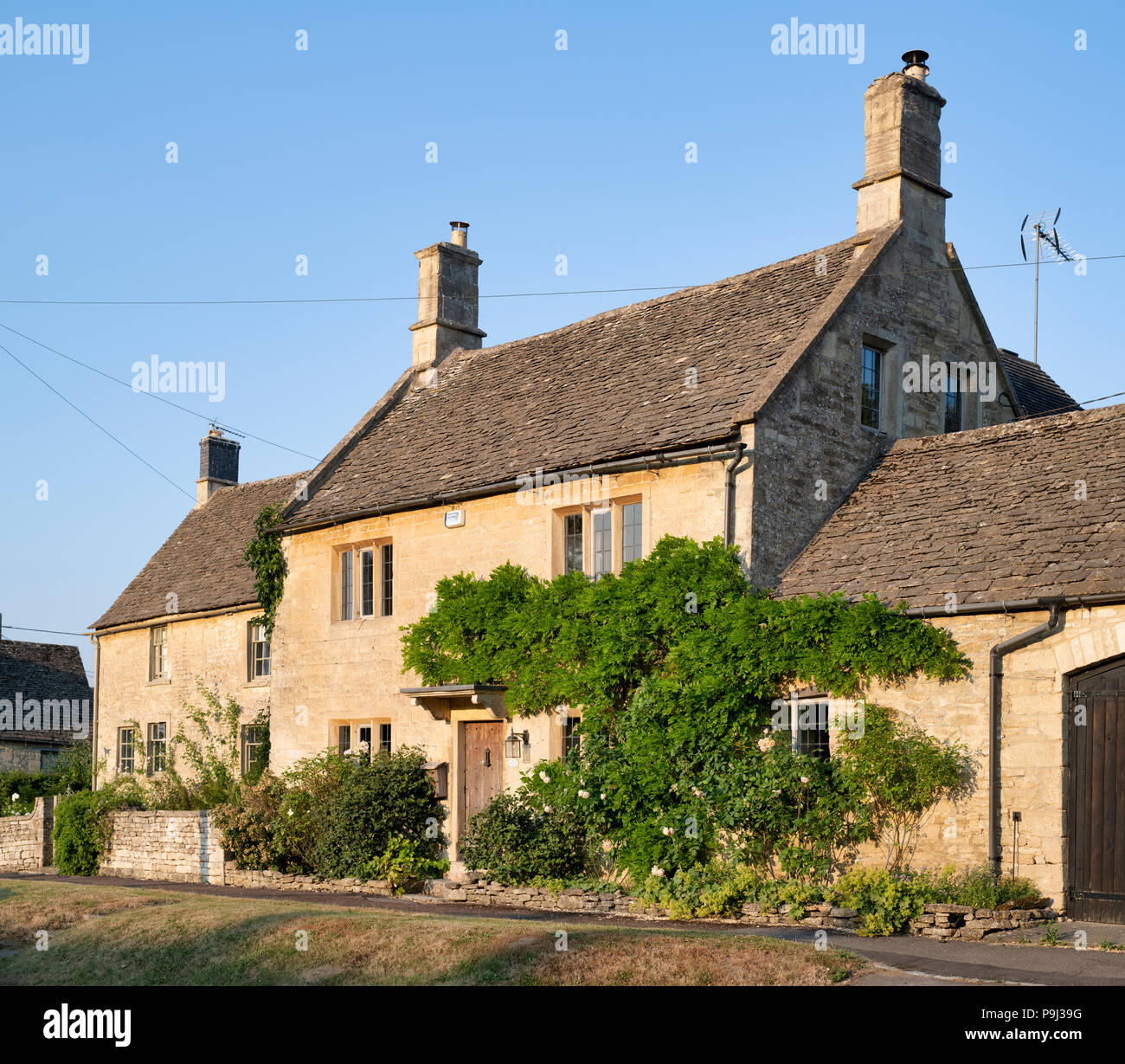 Cotswold Cottage am Abend Sommer Licht. Little Barrington, Cotswolds, Gloucestershire, England Stockfoto