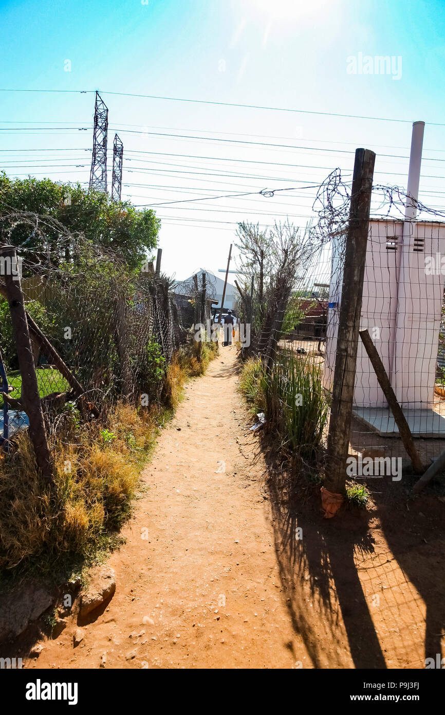 Johannesburg, Südafrika, 11. September 2011, Rückseite Verbündeter Schmutz Straße weg in einem Vorort von Soweto Nachbarschaft Stockfoto