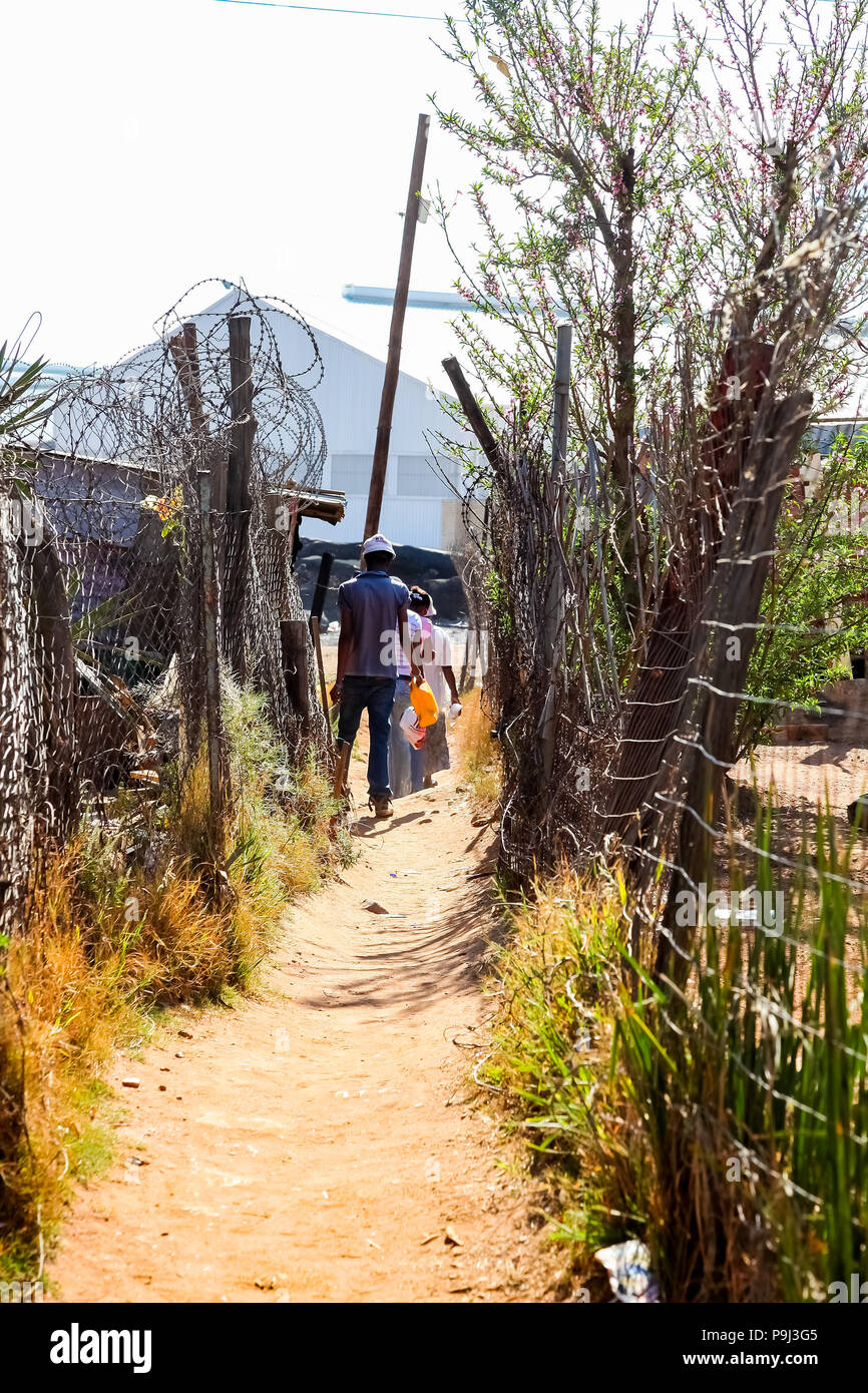 Johannesburg, Südafrika, 11. September 2011, Rückseite Verbündeter Schmutz Straße weg in einem Vorort von Soweto Nachbarschaft Stockfoto