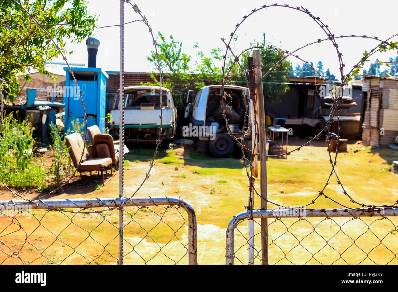 Johannesburg, Südafrika, 11. September 2011, Verschrottet Mini Bus Taxi im Garten von Soweto Home Stockfoto