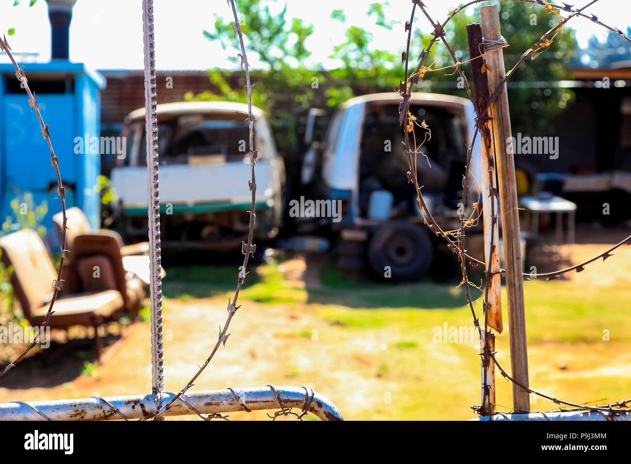 Johannesburg, Südafrika, 11. September 2011, Verschrottet Mini Bus Taxi im Garten von Soweto Home Stockfoto