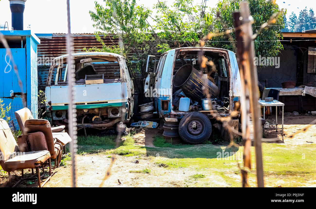 Johannesburg, Südafrika, 11. September 2011, Verschrottet Mini Bus Taxi im Garten von Soweto Home Stockfoto