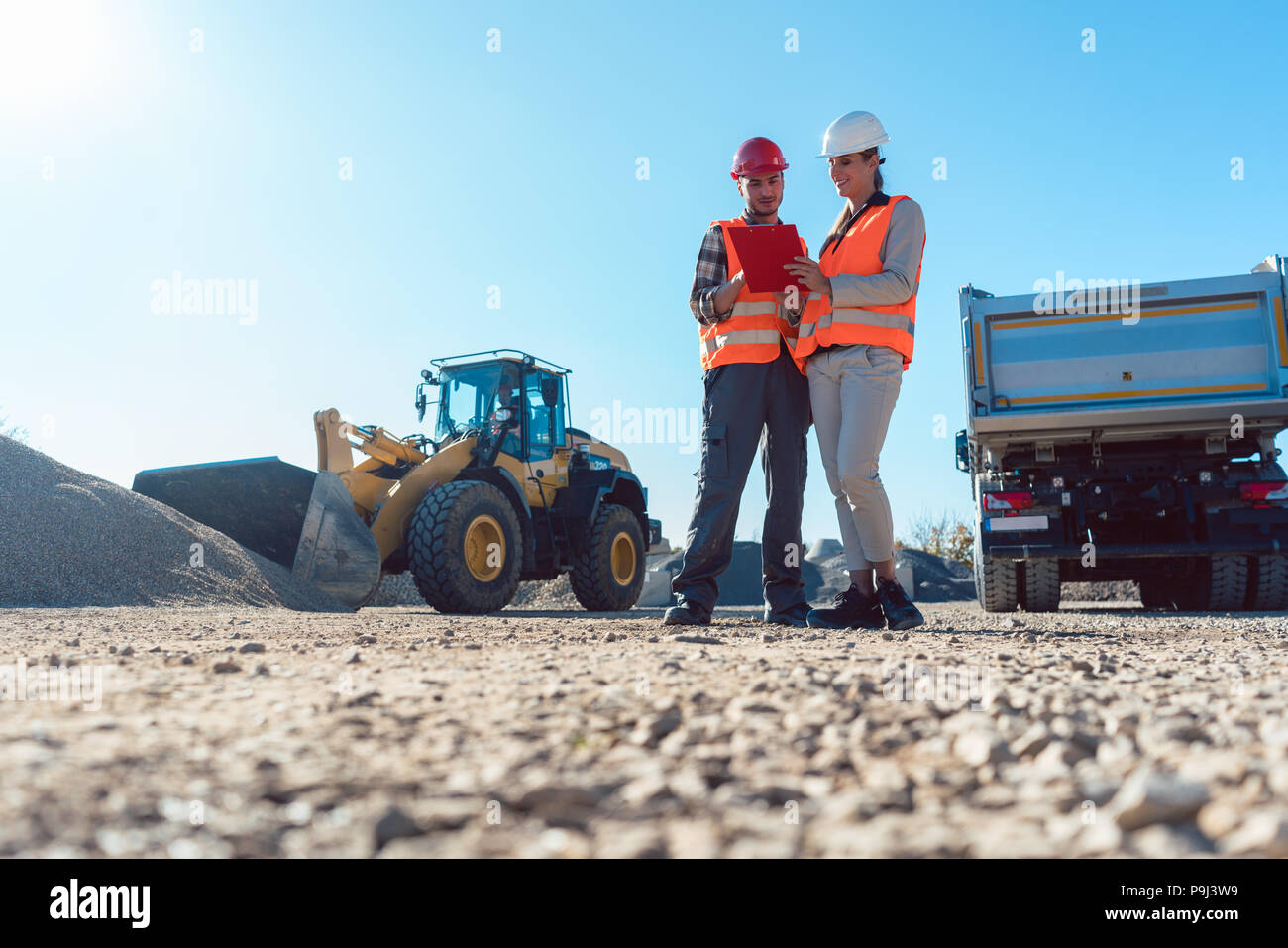 Arbeiter und Techniker an erdarbeiten Baustelle Planung Stockfoto