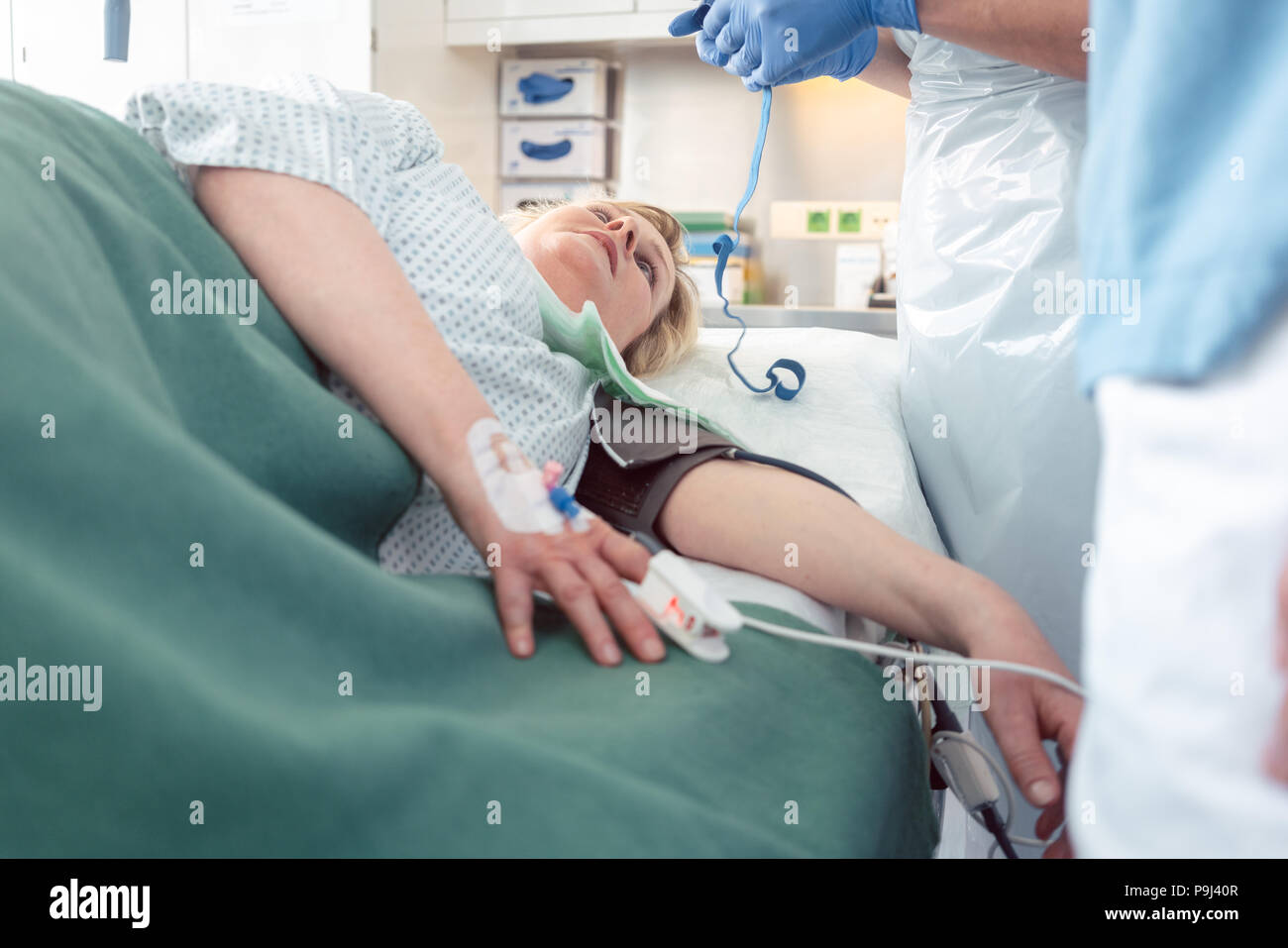 Krankenschwestern Vorbereitung patient für Innere Medizin Untersuchung Stockfoto