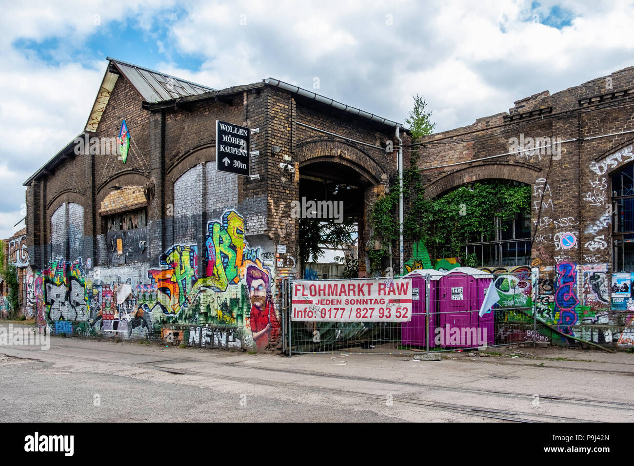 Berlin-Friedrichshain, RAW-Gelände Flohmarkt ROH. Flohmarkt in der alten Ziegel graffiti-industrielle Gebäude bedeckt Stockfoto