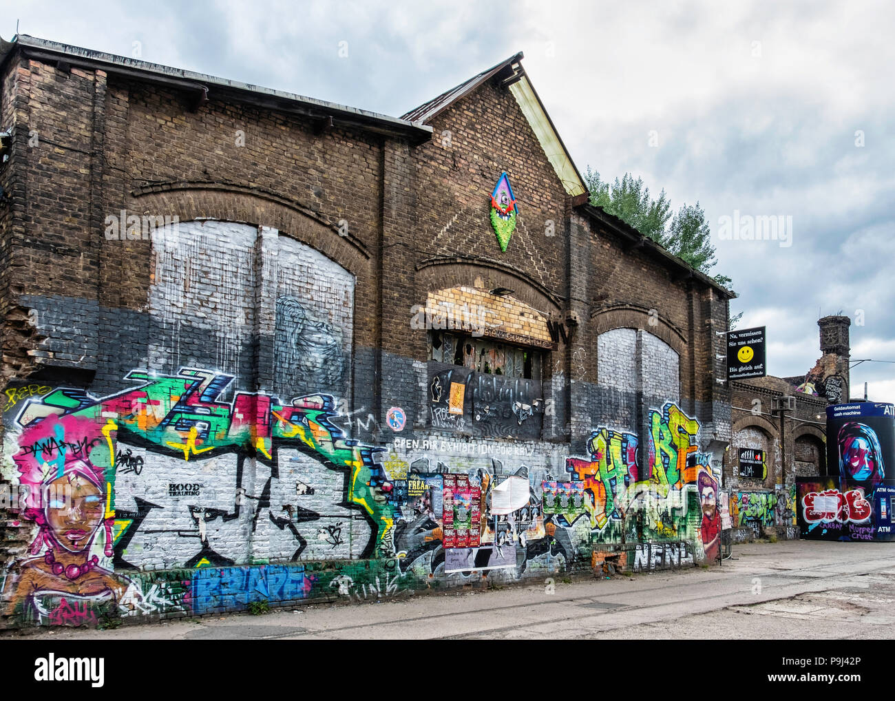 Berlin Friedrichshain Raw Gelande Flohmarkt Roh Flohmarkt In Der Alten Ziegel Graffiti Industrielle Gebaude Bedeckt Stockfotografie Alamy