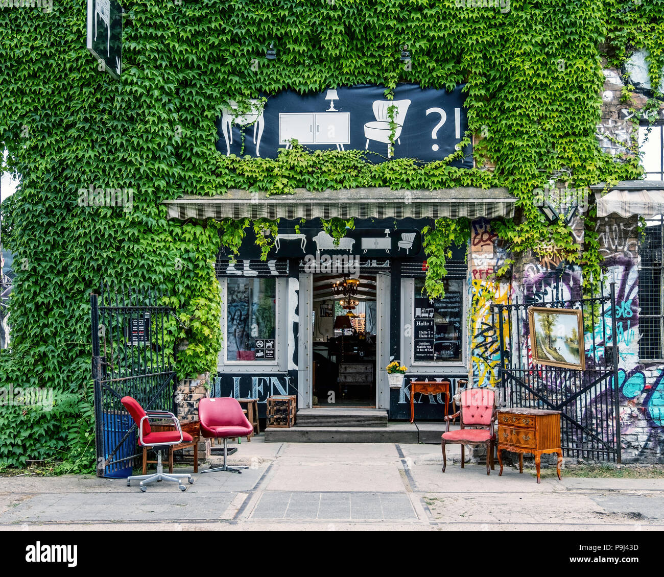 Berlin Friedrichshain Raw Gelande Mobel Shop In Alten Industriegebaude Stockfotografie Alamy