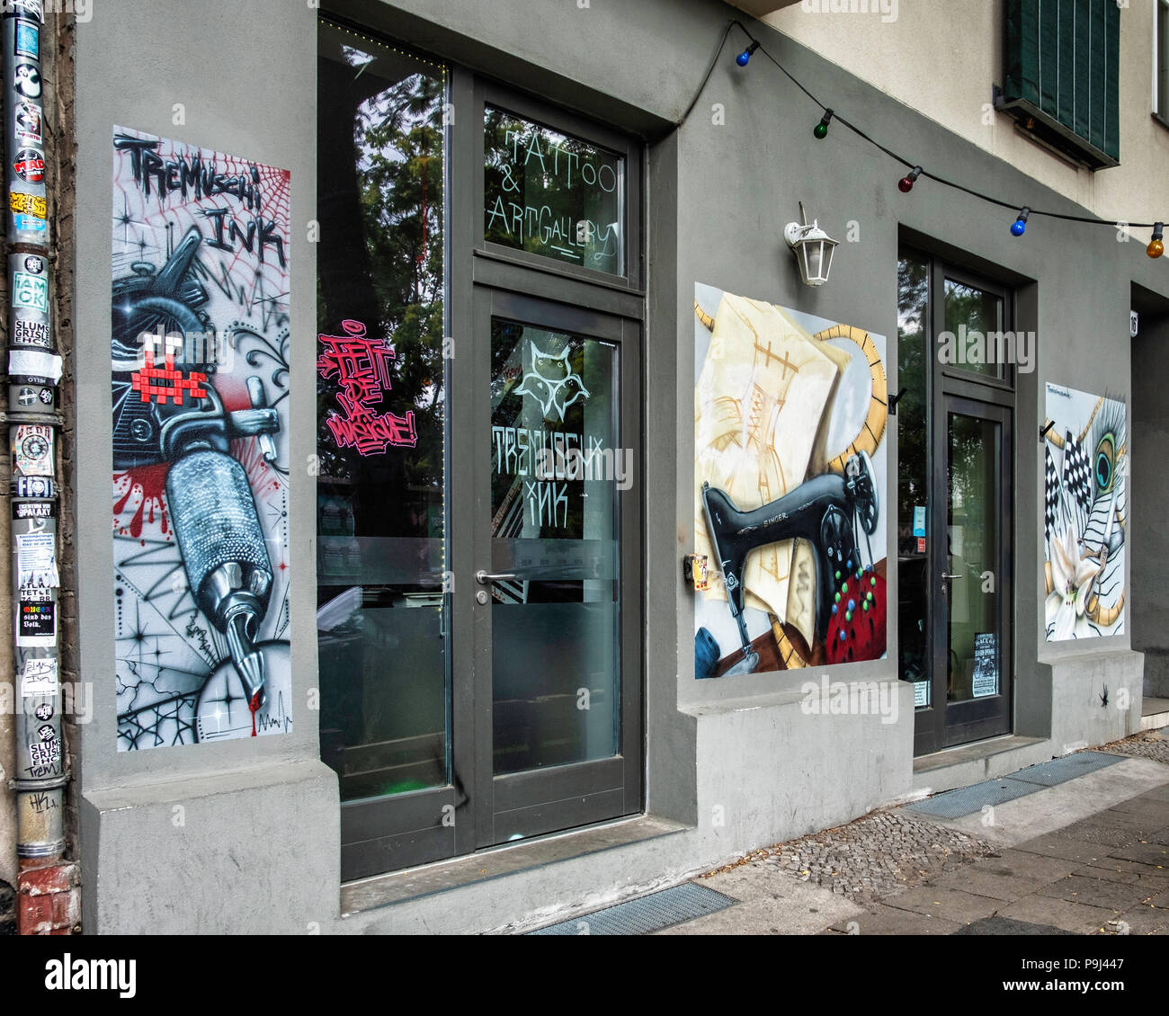 Berlin-Friedrichshain, Tremuschi Tinte Tätowierer und Kunstgalerie in der Revaler Straße. Shop Exterieur mit Kunstwerken Stockfoto