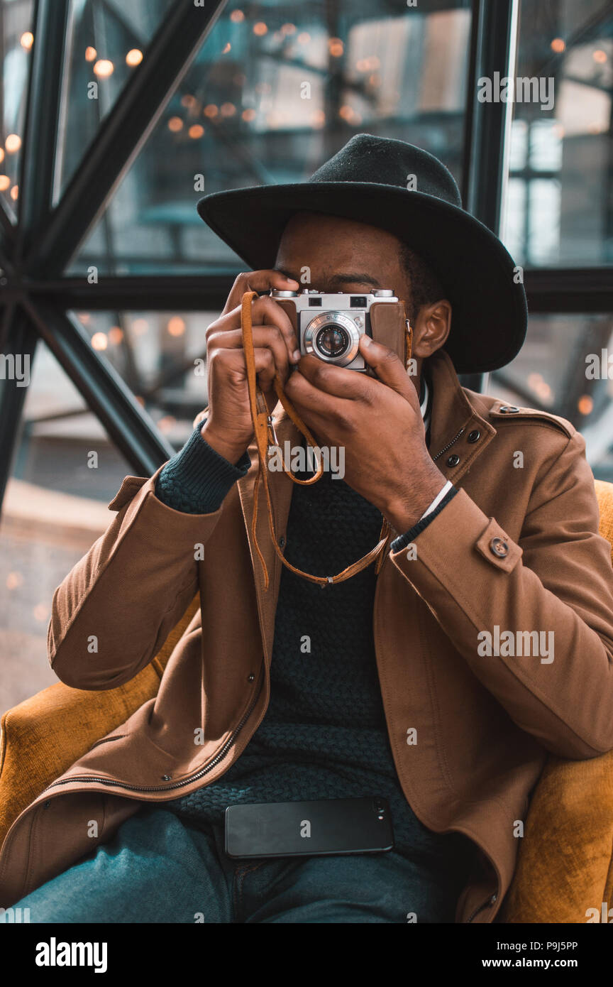 Fotograf die Bilder mit Vintage Kamera Stockfoto