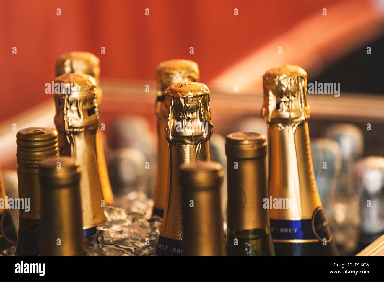 Ungeöffnete Champagner für den Sommer feiern. Stockfoto