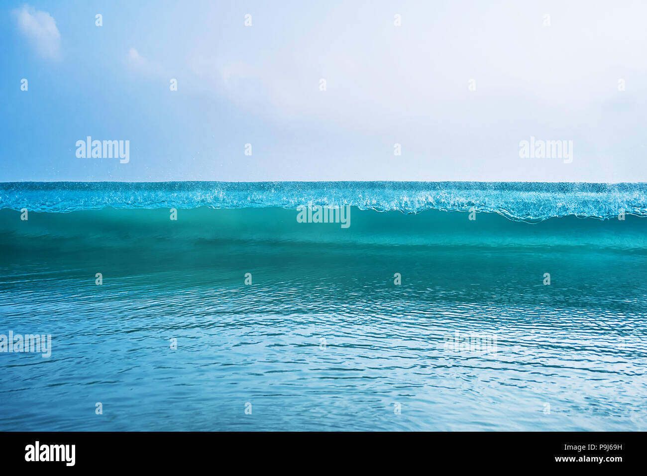 Wave Blau Absturz Detail Ocean Wave erklimmen Absturz rolling brechen Wasser closeup hohlen Detail des malerischen Energie Energie der Natur Stockfoto