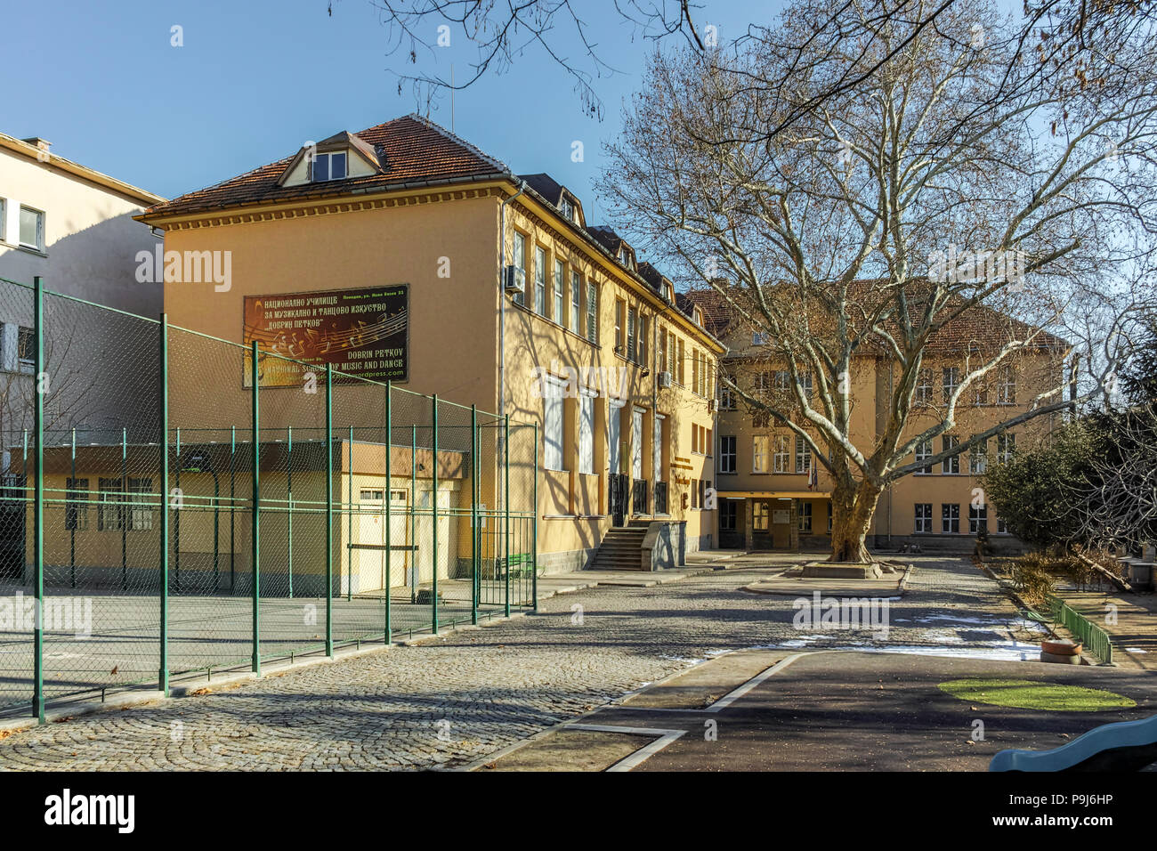PLOVDIV, Bulgarien - 2. JANUAR 2017: Nationale Schule für Musik und Tanz, Stadt von Plovdiv, Bulgarien Stockfoto