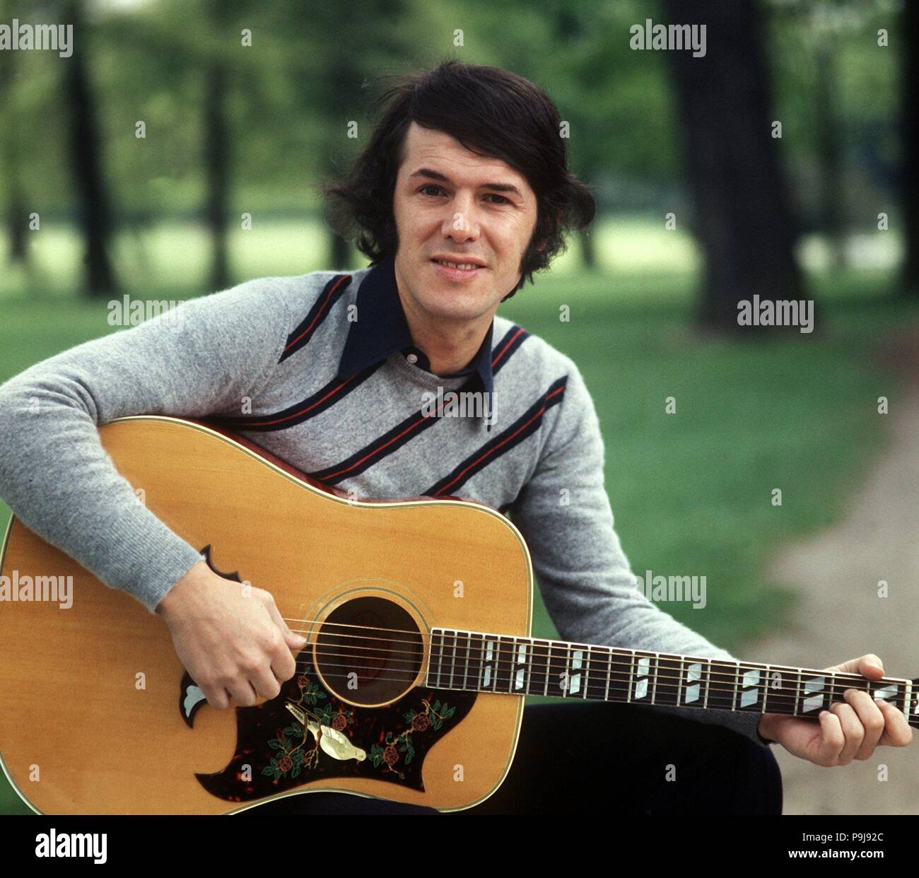 ARCHIVDer Sänger Salvatore Adamo mit Gitarre in einer Aufnahme vom 10.