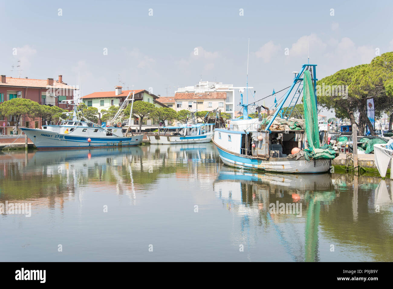 Europa, Italien, Veneto, Caorle. Fischerboote vertäut im Hafen im Zentrum der Stadt von Caorle. Stockfoto