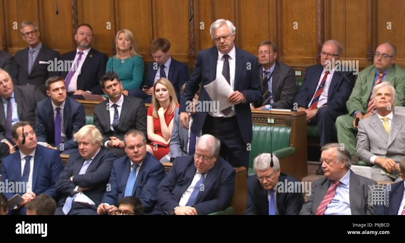 Der ehemalige Außenminister, Boris Johnson (Zweite links, vordere Reihe) Hört sich der ehemalige Staatssekretär für das Verlassen der Europäischen Union, David Davis (Mitte), während der Premierminister Fragen im Unterhaus, London. Stockfoto