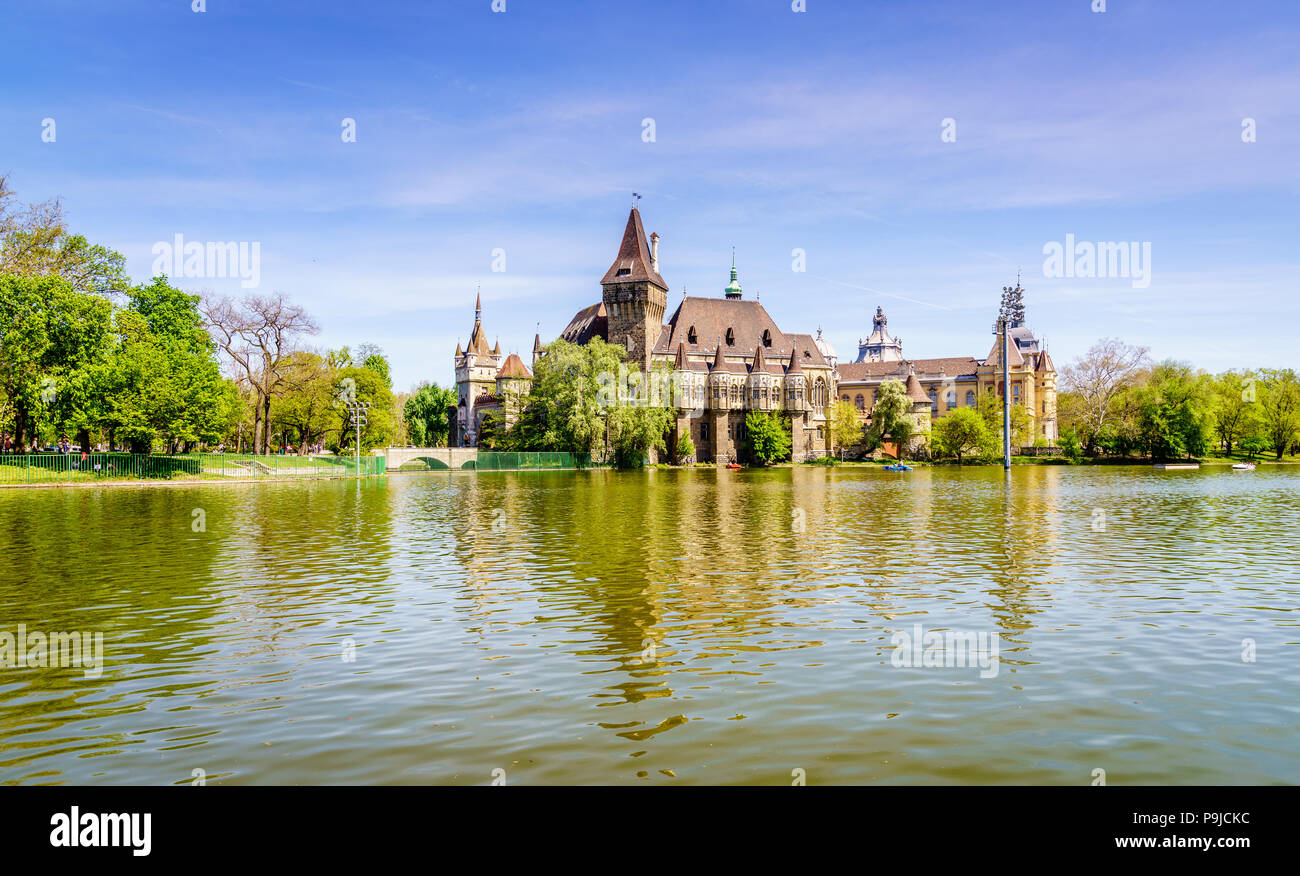 Am See Blick auf die Burg von Vajdahunyad in Budapest City Park Stockfoto