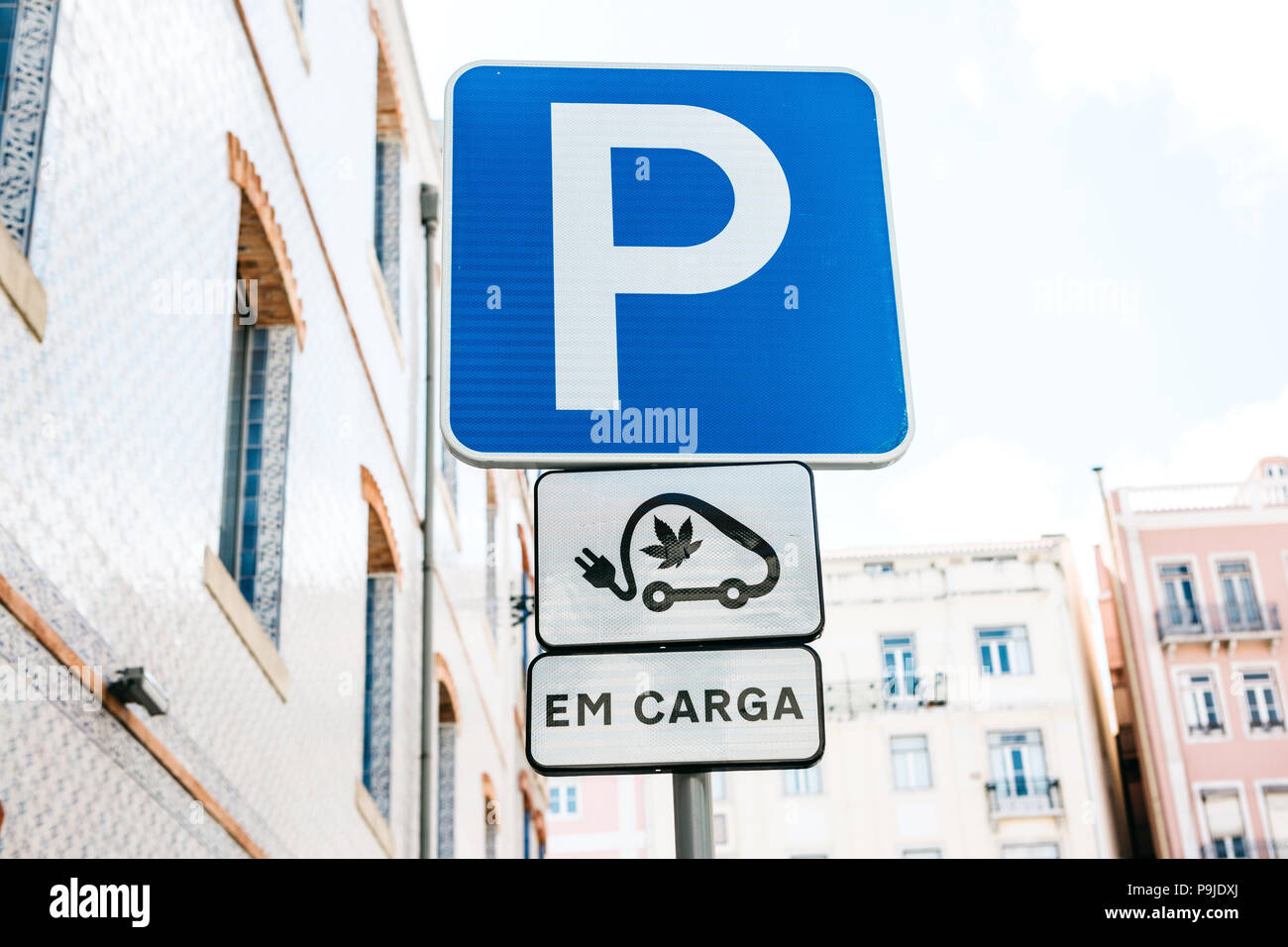 Einen besonderen Platz in Lissabon in Portugal zur Betankung von Elektrofahrzeugen. Umweltfreundliche Kraftstoff. Parken und Tanken Schilder mit der elektrischen Kraftstoffpumpe. Stockfoto