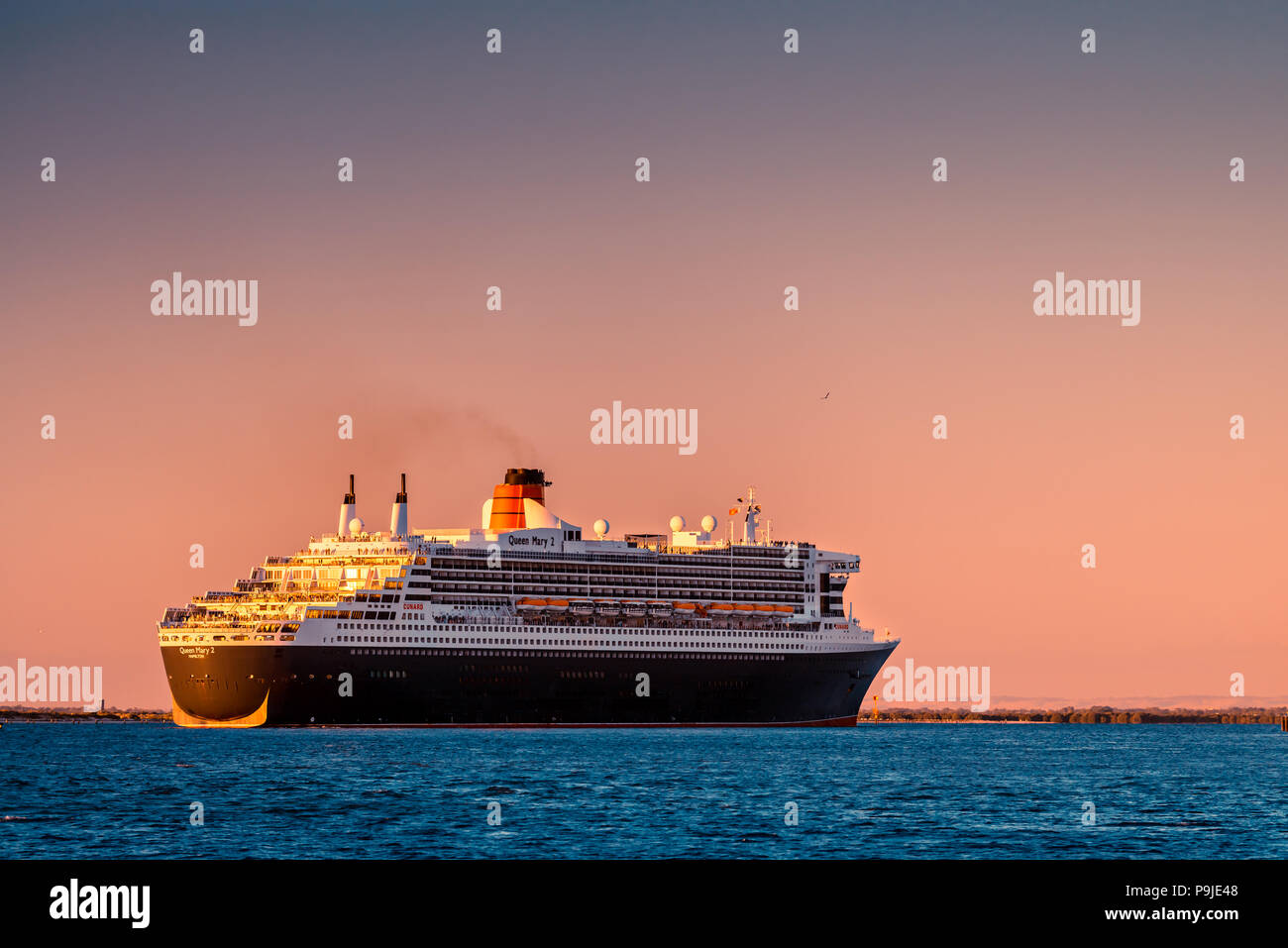 Adelaide, Australien - 16. Februar 2018: Cunard Line RMS Queen Mary 2 mit Menschen an Bord der Abreise für eine Kreuzfahrt von äußeren Hafen, Port Adelaide Stockfoto