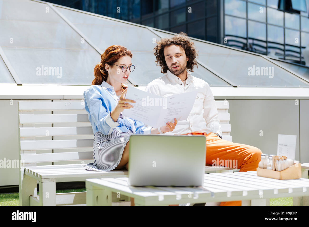 Schöne freundin Holding das Menü in Ihren Händen Stockfoto