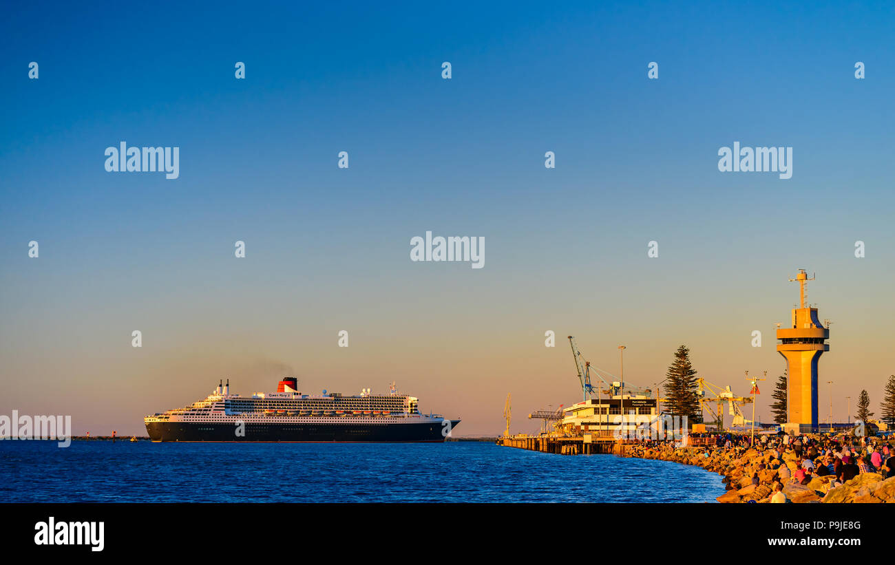 Adelaide, Australien - 16. Februar 2018: Cunard Line RMS Queen Mary 2 mit Menschen an Bord der Abreise für eine Kreuzfahrt von äußeren Hafen, Port Adelaide Stockfoto