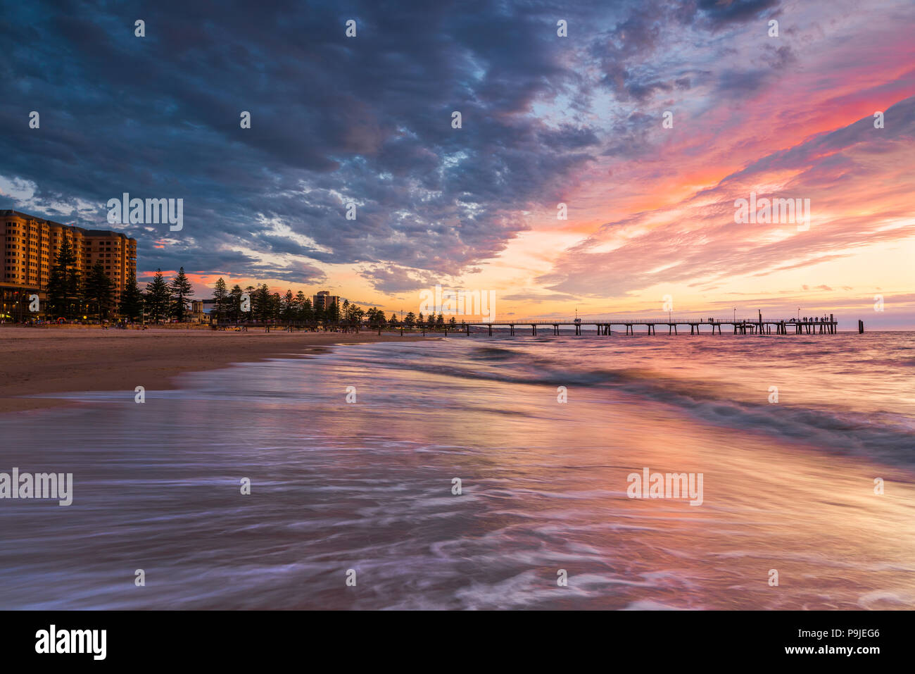 Sonnenuntergang an der immer beliebten Strand von Glenelg und Steg, in der Nähe von Adelaide, South Australia. Stockfoto