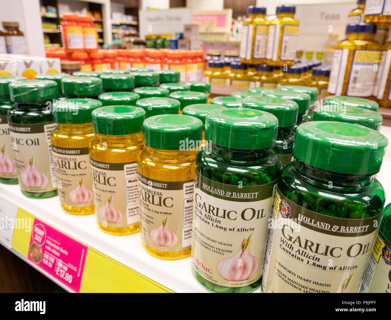 Knoblauchöl Kapseln in Holland & Barrett, Großbritannien Stockfoto