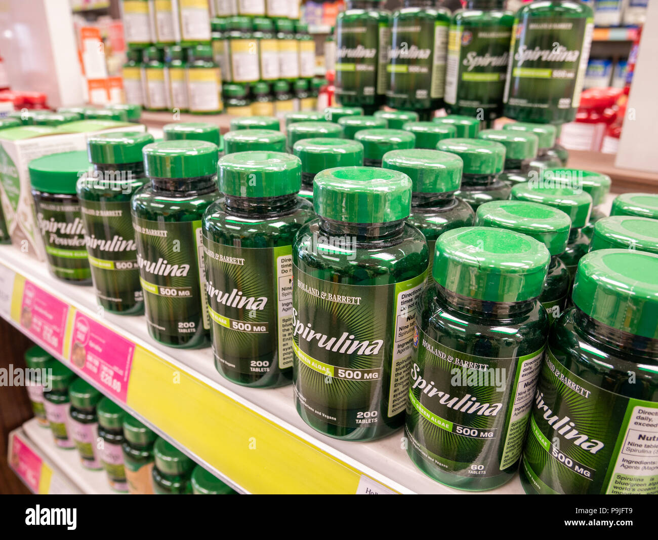 Spirulina Kapseln in Holland & Barrett, Großbritannien Stockfoto