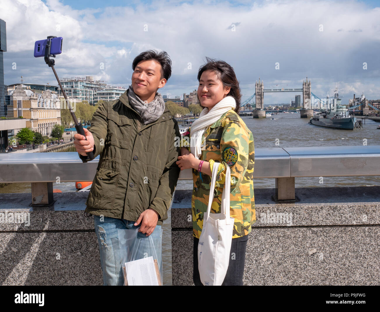 Südkoreanische Touristen eine selfie vor der Tower Bridge über die Themse, London, UK Stockfoto