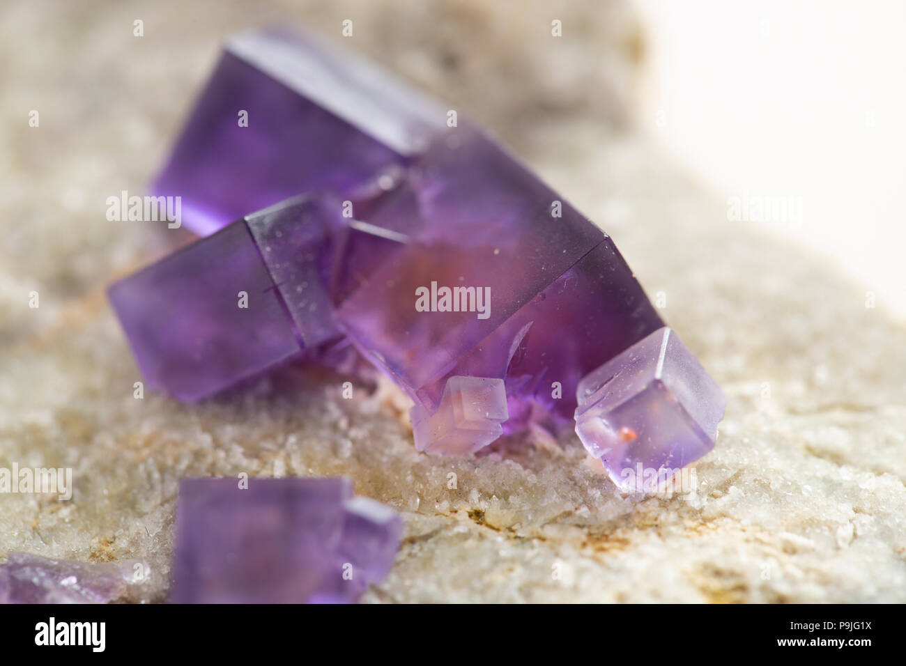 Mehrfarbiger Fluorit, Flussspat mineral Kristall. Foto dieser Probe kann für Geologie Wissenschaft verwendet werden. Auf weiß Isoliert Stockfoto