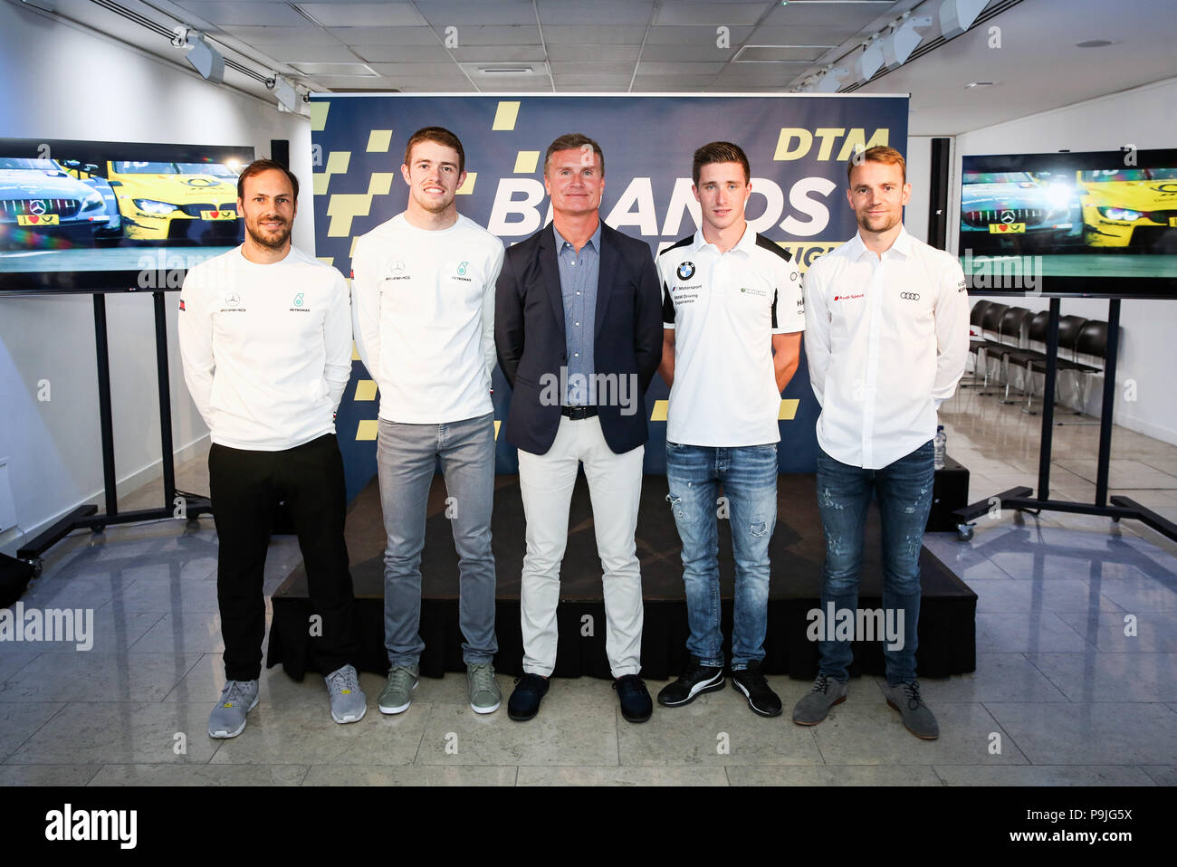 (Links-rechts) Gary Paffett, Paul Di Resta, David Coulthard, Joel Eriksson und Jamie Green während der DTM-Pressearbeit und des Empfangs im Hospital Club, London. DRÜCKEN Sie VERBANDSFOTO. Bilddatum: Mittwoch, 18. Juli. 2017. Der ehemalige F1-Pilot und Channel 4-Kommentator David Coulthard feiert nach 5 Jahren Abwesenheit die Rückkehr der prestigeträchtigen DTM-Rennserie nach Großbritannien. In der DTM-Meisterschaft werden erstmals auf der vollen Grand-Prix-Strecke Tourenwagen von Audi, BMW und Mercedes-AMG auf den Wendungen der legendären Brands Hatch-Strecke gegeneinander antreten Stockfoto