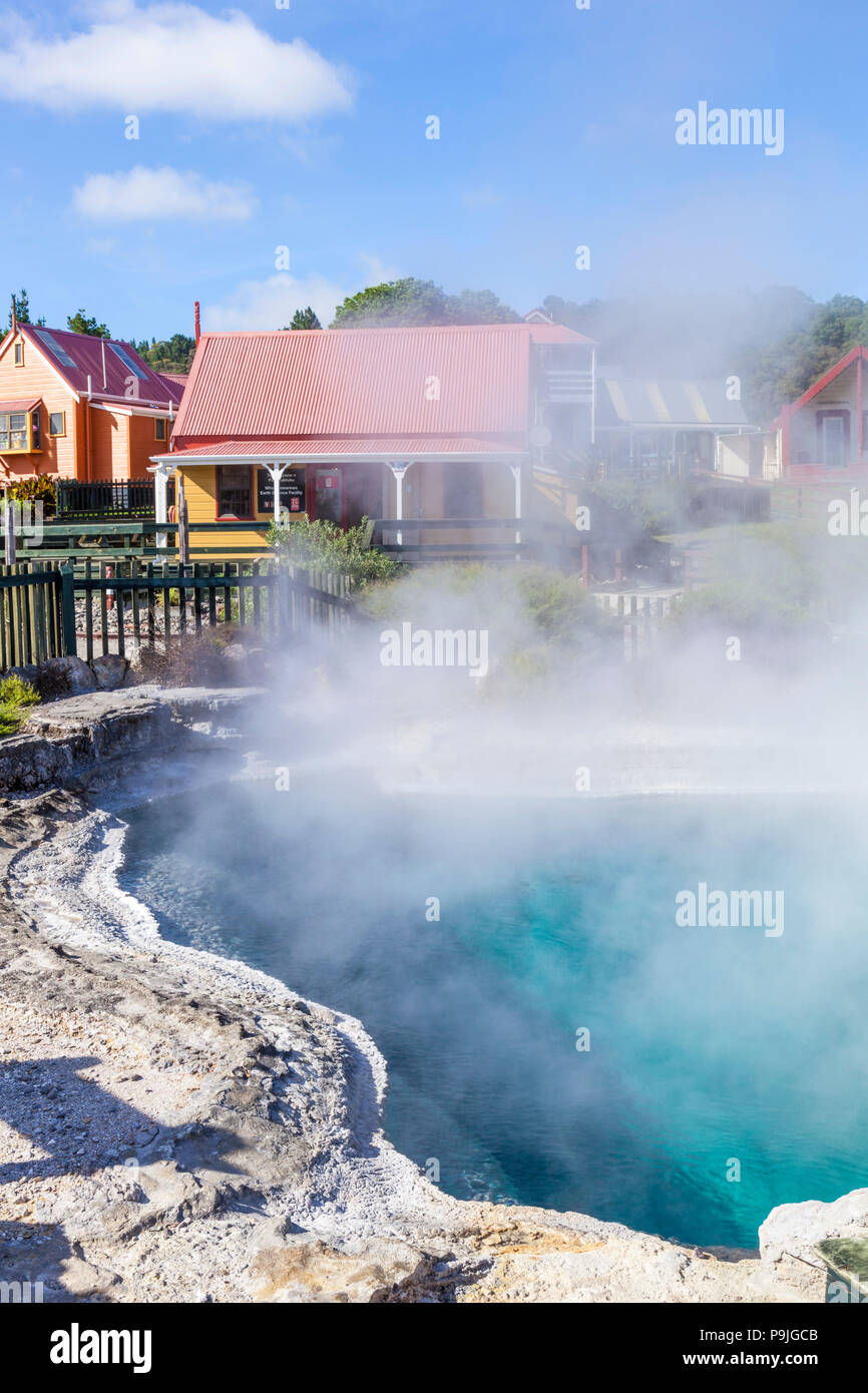 maori neuseeland whakarewarewa Thermalbad maori Haus und geothermisches Becken in whakarewarewa rotorua whakarewarewa nz Stockfoto