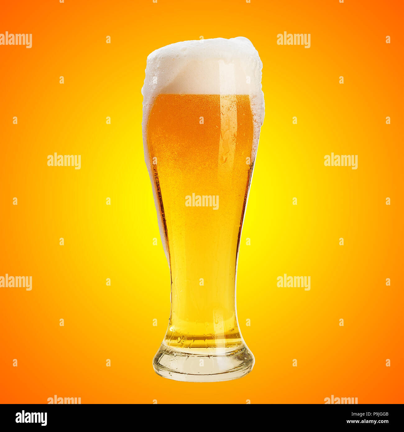 Glas kaltes Bier mit Schaum, Freisteller, Blasen in ein Getränk, auf abstrakte orange Hintergrund, isoliert Stockfoto