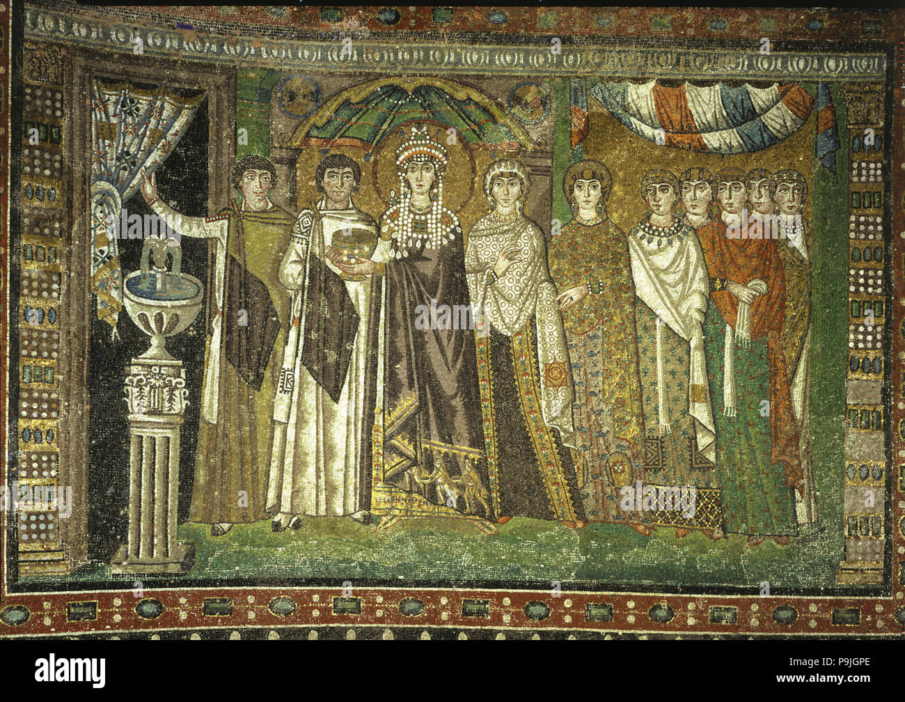 Theodora und ihr Hof', Mosaik Kirche von San Vitale in Ravenna. Stockfoto