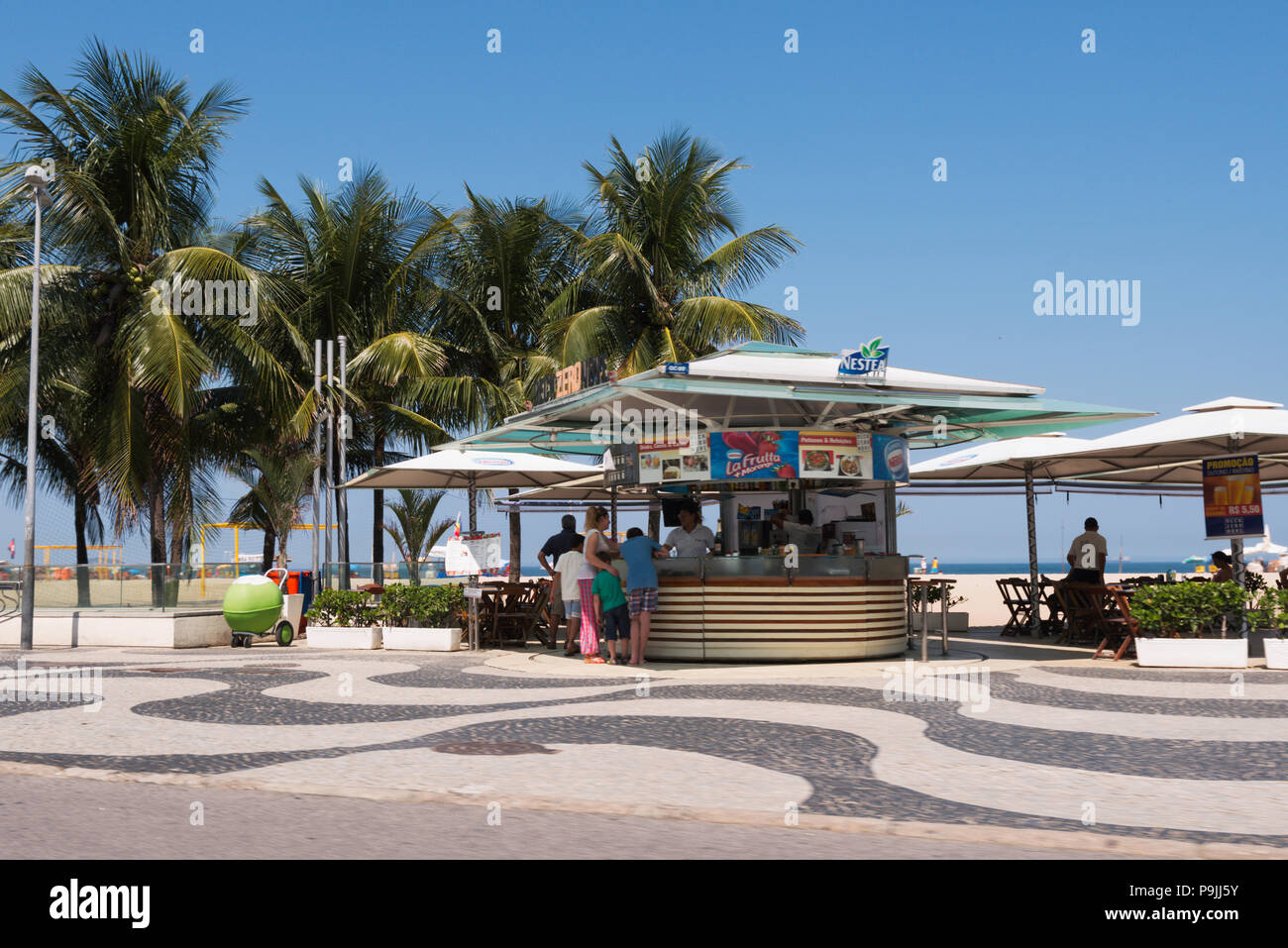 Kiosk am Strand von Copacabana, Rio de Janeiro, Brasilien Stockfoto