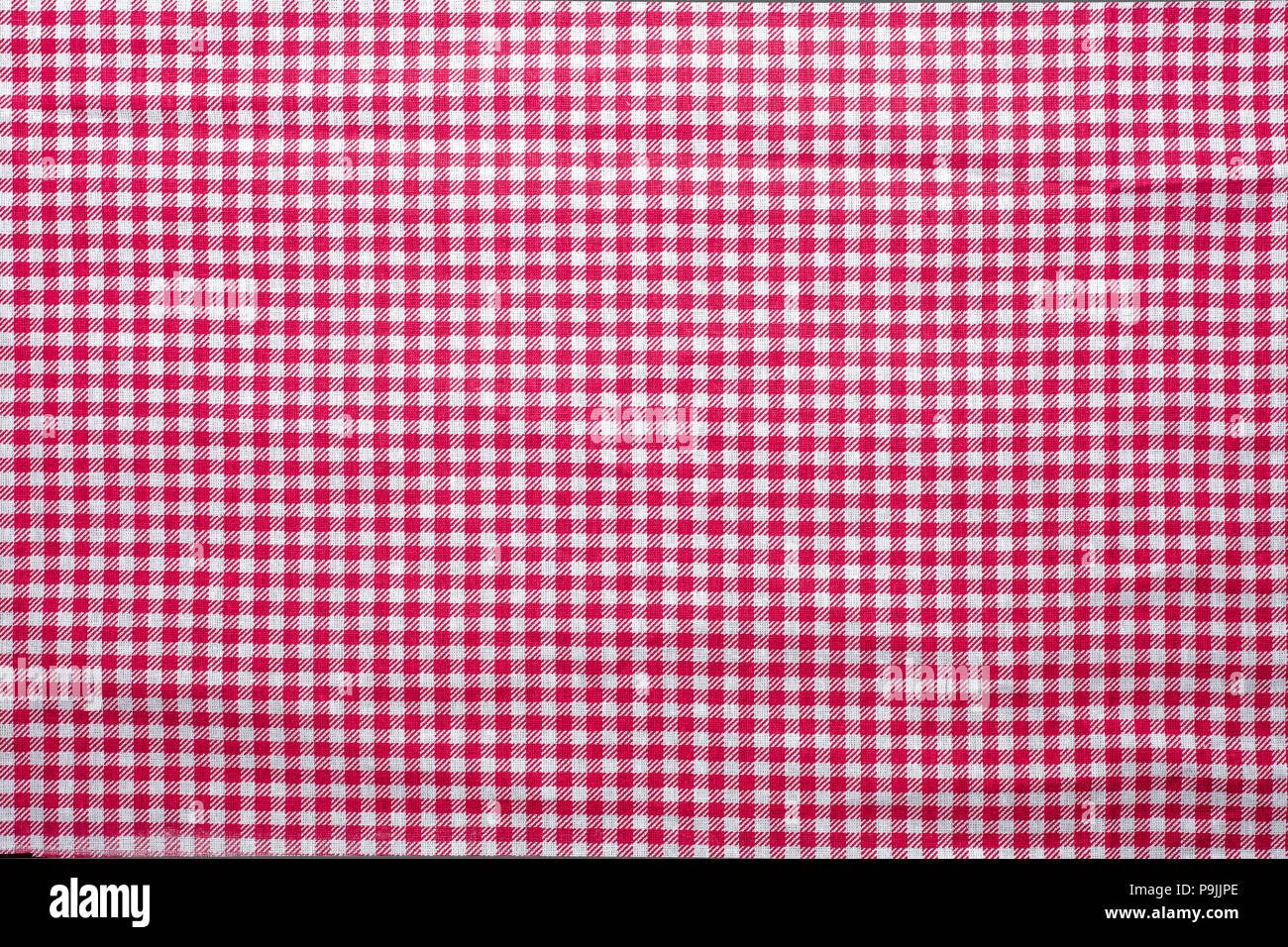Zerknitterte Serviette in roten und weißen Käfig Stockfoto