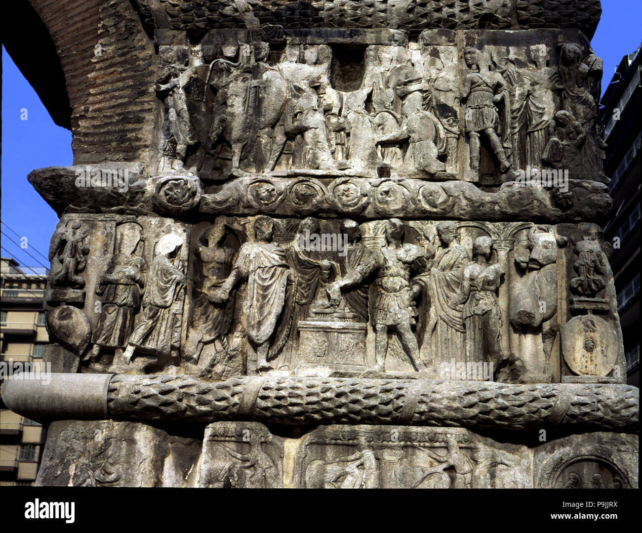 Triumphbogen des Galerius, Thessaloniki, Detail einer der Spalten, mit Szenen zum Gedenken an die Rom... Stockfoto